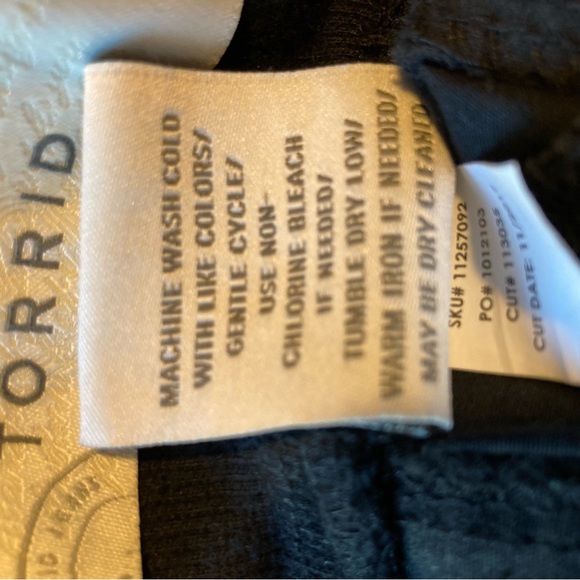 Mid Rise Cropped Pants - Picture 3 of 4